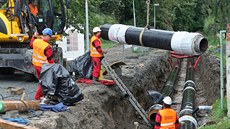 Na olomoucké t�íd� 17. listopadu polo�ili poslední kus potrubí, kterým byla dokon�ena moderní horkovodní sí� m�sta. Ta nahradila p�vodní parovodní sí�.