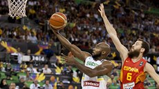 Brazilský reprezentant Larry Taylor posílá mí� do �pan�lského ko�e, o blok se...