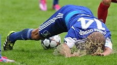 Adam Varadi z Olomouce padá v pohárovém zápase proti Velkému Mezi�í�í.