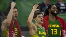 Braziltí basketbalisté Guilherme Giovannoni, Raulzinho Neto a Nené (zleva)...