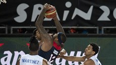 DeMarcus Cousins (v tmavém) proti pesile reprezentant Dominikánské republiky,...