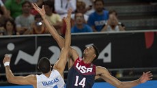 Anthony Davis (vpravo) z USA a Eloy Vargas z Dominikánské republiky na úvodním...