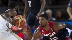 Americký rozehráva Kyrie Irving (vpravo) brání svého krajana v ukrajinském...