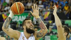 Srbský pivot Miroslav Raduljica zakonuje na brazilský ko pes Tiaga Splittera.