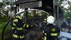 Zásah hasičů u hořícího autobusu.