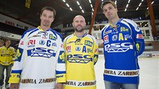 Nový bílý dres zlínských hokejistů představil kapitán Petr Čajánek (vlevo)....