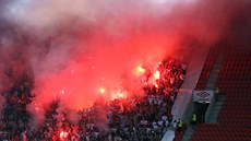 Takhle to vypadalo pi loském pátelském utkání v Edenu, kdy za Slavií pijel Hajduk Split. Podobné peklo bude ekat tým Liberce pi odvet ve Splitu.