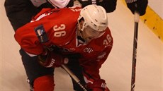 Pardubický obránce Petr Čáslava (v červeném) bojuje o puk v utkání hokejové...