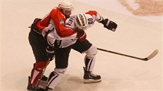 Pardubický útočník Tomáš Kaut (v červeném) bojuje o puk v utkání hokejové Ligy...