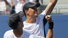 JE TO NAE! Brati Bob (vzadu) a Mike Bryanovi získali na US Open 100. titul ve...