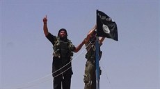 Islamisté vyvují vlajku na syrsko-irácké hranici (11. ervna 2014).