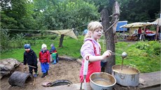 Josefínka va�í z bláta krupicovou ka�i. D�ti v lesní �kolce �árynka si hrají