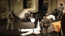 Policisté z Útvaru rychlého nasazení (URNA) nacviovali v Divadle Na Fidlovace...