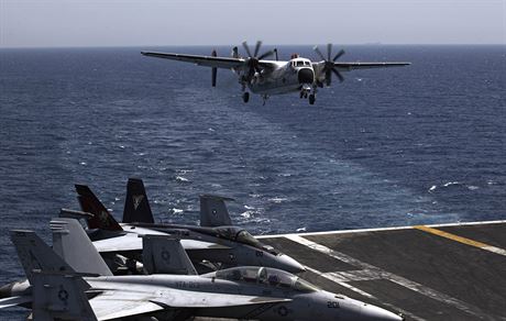 Americký letoun se vrací z mise nad Irákem na letadlovou lo USS George H.W....
