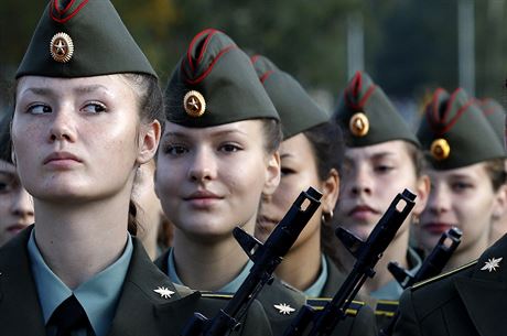 Posluchaky prvního roníku Vojenské univerzity v Petrohrad skládají...