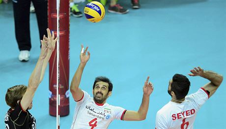 Írántí volejbalisté Mir Saeid Marouflakrani and Seyed Mohammad Mousavi Eragh...