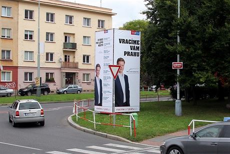 Reklamní pouta TOP 09 s primátorem Tomáem Hudekem ve Vavenov ulici v Praze...