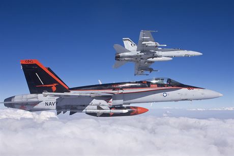Letouny F/A-18 Hornet úderné letky amerického námonictva VFA-94 "Mighty...