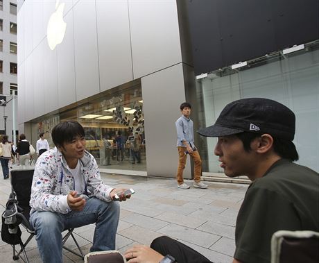 Fanouci Applu ekají v Tokiu ped obchodem na zahájení prodeje nových iPhon