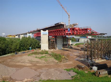 V Opatovicích nad Labem stavbai budují pemostní kiovatky, po kterém jednou...