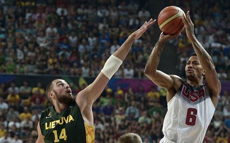 Americký basketbalista Rudy Gay stílí v semifinále mistrovství svta, brání ho
