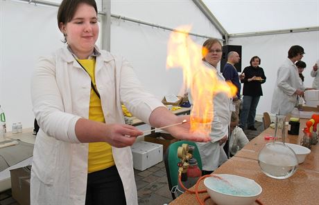 Dny vdy a techniky v Plzni vdy lákají na nejrznjí experimenty.