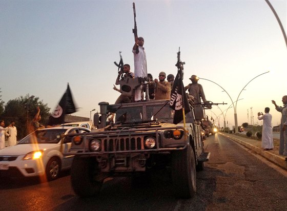 Bojovníci Islámského státu v Mosulu (27. června 2014)