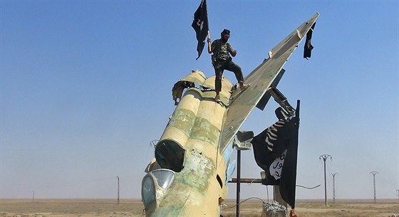 Bojovníci Islámského státu slaví dobytí letecké základny nedaleko syrského...