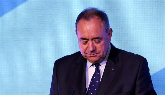éf Skotské národní strany Alex Salmond uznal poráku. (19. záí 2014)