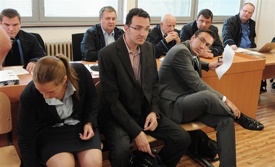 Právník dotaního úadu Jan Martinovský (uprosted) je obalovaný v souvislosti...