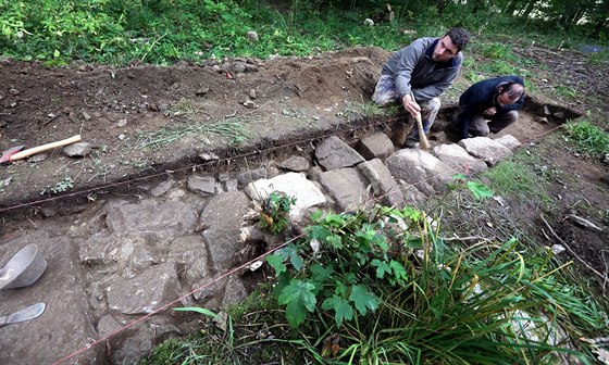 Archeologové Luká Funk a Pavel epík pi przkumu základ kostela v isté na...