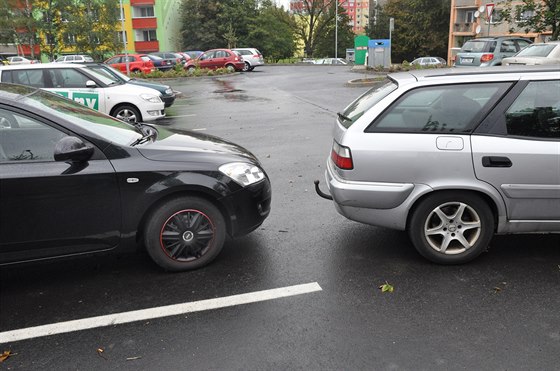 Opilá idika v karlovarské Severní ulici nabourala na parkoviti. Nadýchala...