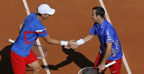 V daviscupových duelech paráci, ve stedu na Roland Garros soupei. Tomá Berdych (vlevo) a Radek tpánek svedou souboj o postup do 3. kola.