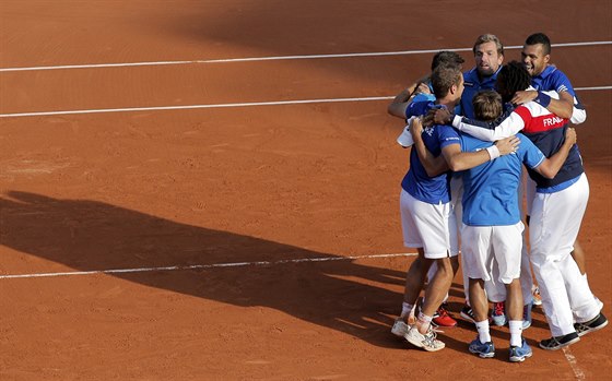 Francouztí tenisté slaví postup do finále Davis Cupu po výhe nad eskem.