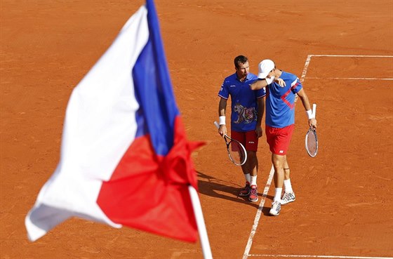 SMUTNÝ KONEC. etí tenisté Tomá Berdych a Radek tpánek (vlevo) spolu...