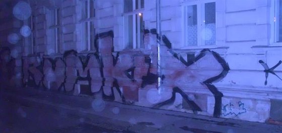 Obí graffiti, které namáral mladý sprejer v noci v Drobného ulici (17. záí,...