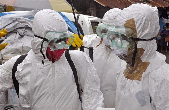 Ebola zabila v Africe už 2 400 lidí. Humanitární pracovníci se shodují, že ke...
