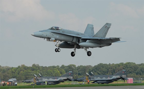 Úastníci Dn NATO v Ostrav pilétají na monovské letit. Bojový stroj F-18...