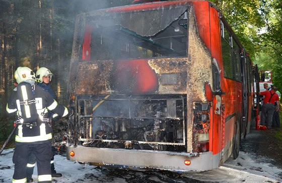 Požár postaršího autobusu způsobila technická závada v palivové soustavě motoru.