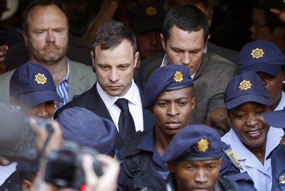 Oscar Pistorius opoutí budovu nejvyího soudu v jihoafrické Pretorii. (12....