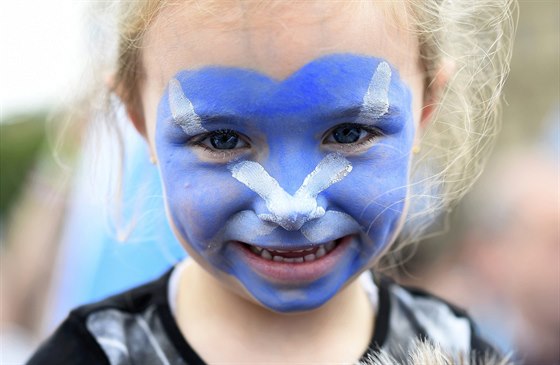 Dívka s namalovanou skotskou vlajkou na tvái pi kampani k odtrení zem od...