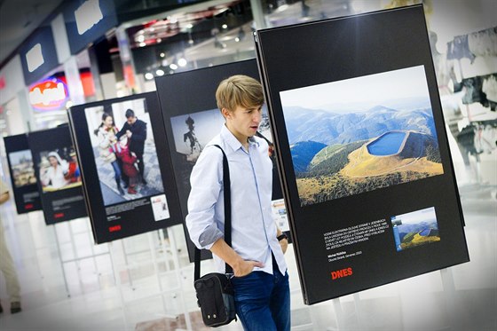 Výstava 25 let ve fotografiích MF DNES v praském OC Nový Smíchov. (18. záí...