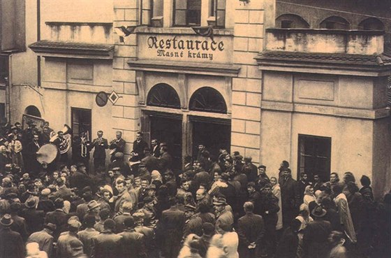 Těsně před otevřením první restaurace Masné krámy 1. října 1954.