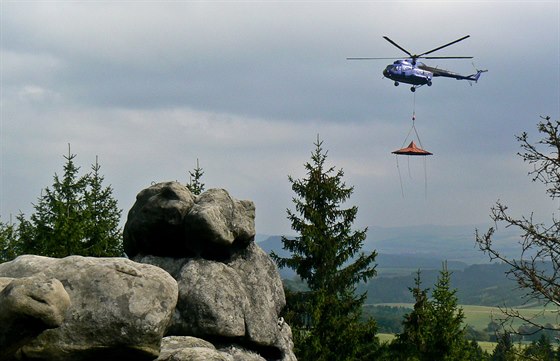 Vrtulník vynesl souásti tináctimetrové rozhledny na vrchol áp u Teplic nad...