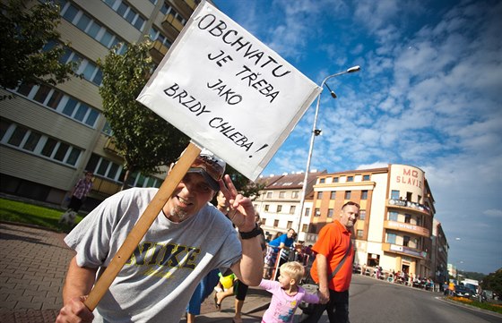 Protestní blokáda dopravy na kruhové k�i�ovatce u Slávie v Náchod� m�la...