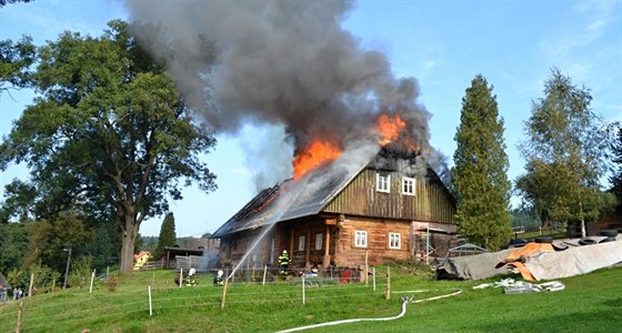Požár zničil na Semilsku rekonstruovanou částečně roubenou chalupu (11. září...