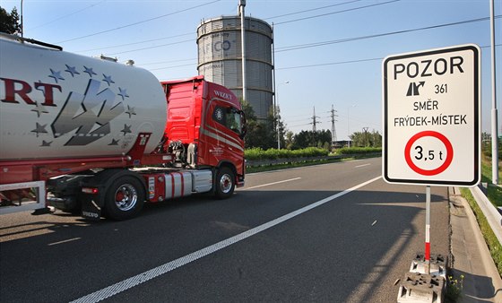 Po části ostravské dálnice se musí jezdit pomaleji, jinde je zapovězen vjezd kamionům.