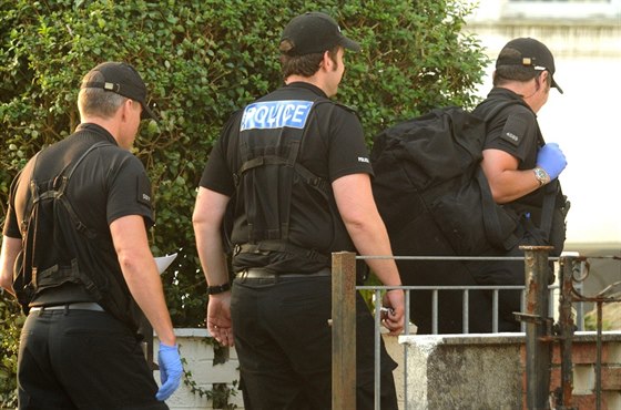 Britská policie bhem zákroku, pi kterém osvobodila z pti dom v Plymouthu a...