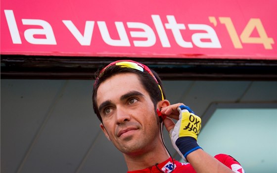 LÍDR. Alberto Contador se v erveném dresu vedoucího jezdce chystá na dalí
