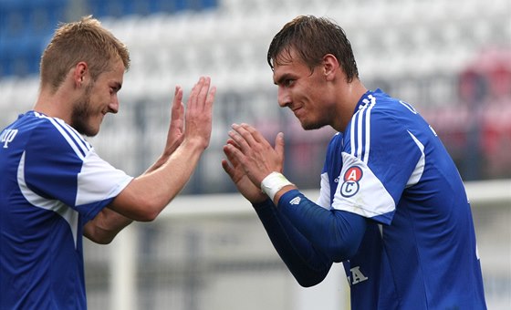 Jakub Plek (vlevo) a Tomá Chorý z Olomouce se radují z gólu.